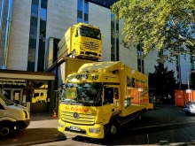 Dank Lastenaufzug auf zwei Ebenen im Einsatz: Friedrich-LKW vor dem Nationaltheater